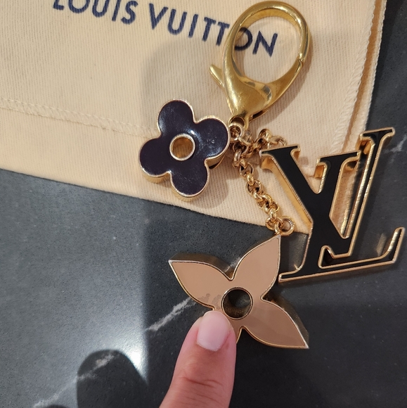 Louis Vuitton Fleur De Monogram Bag Charm - Picture 5 of 8